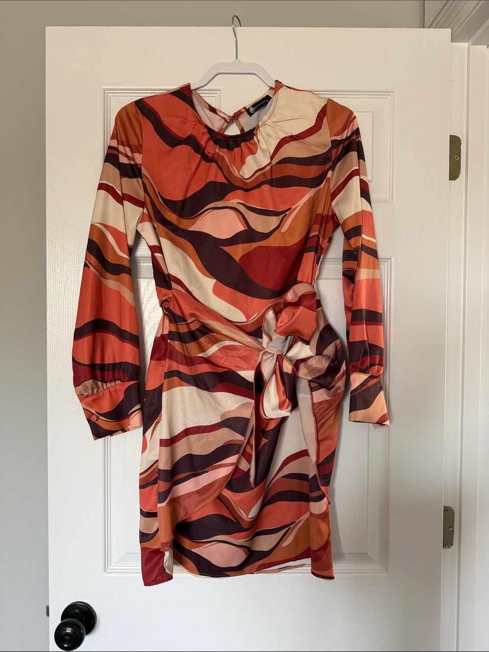 Long-Sleeve Tie-Waist Dress in Rust Wave Print